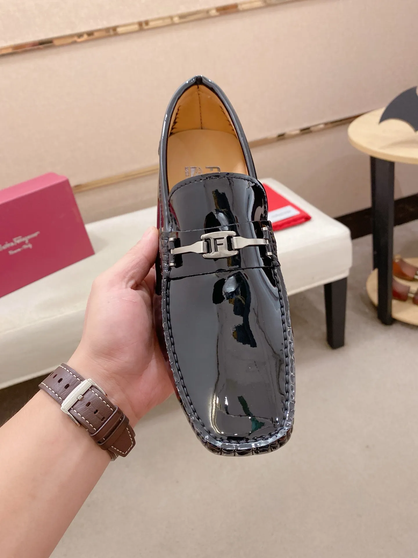 Factory price: 540💰High-end quality! Ferragamo🆕🆕Exclusive hot-selling products in stock🔥🔥New products on the shelves, high-quality Ferragamo men's pea shoes, high-end casual driving shoes, with complete packaging! 💪 💪 Material: imported first-layer cowhide 🐂 + imported high-quality water-dyed cowhide lining + wear-resistant outsole 👍🏻👍🏻 Features: high-end and comfortable, purely handmade 🚀 🚀 Create the perfect shoe that suits you best 🔥 🔥 Size: (38-44) 45 standard size can be customized!